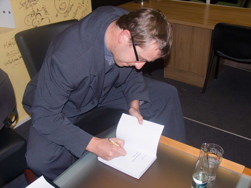 Foto: Autor pri podpisovaní knihy. Foto: Autor pri podpisovaní knihy.